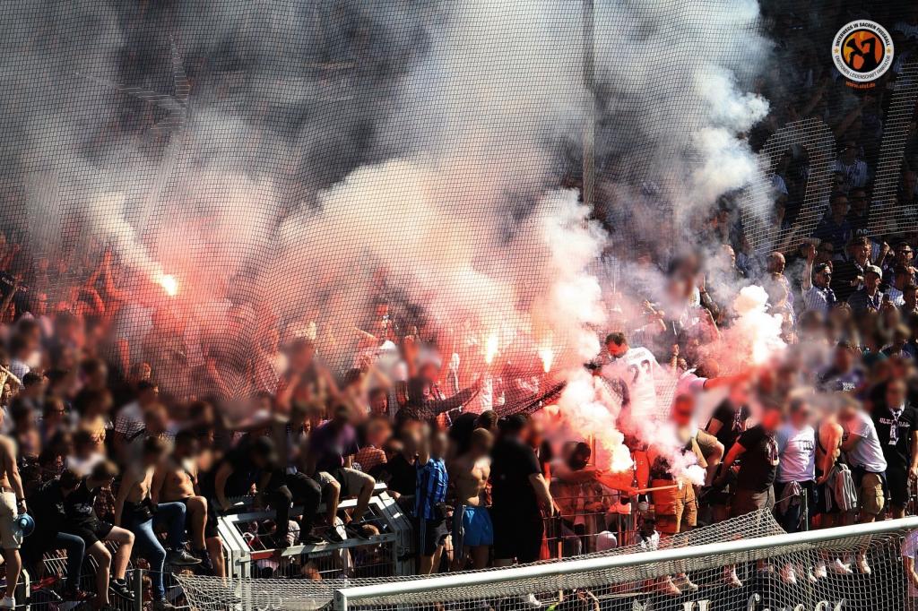 Osnabrück mit Pyroshow zu, Aufstieg! - VfL Osnabrück | Pyroshow - Bild 2