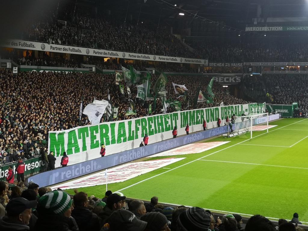 „Materialfreiheit immer und überall!“ - Werder Bremen | Spruchband