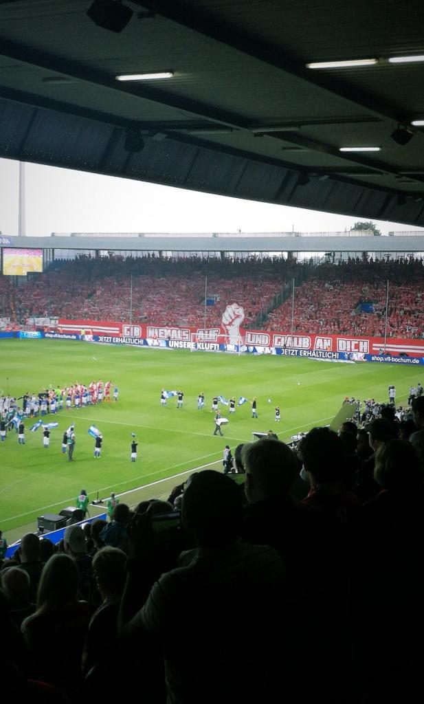 Union Berlin mit Banner und Schalparade in Bochum! - 1. FC Union Berlin e.V. | Choreo - Bild 2