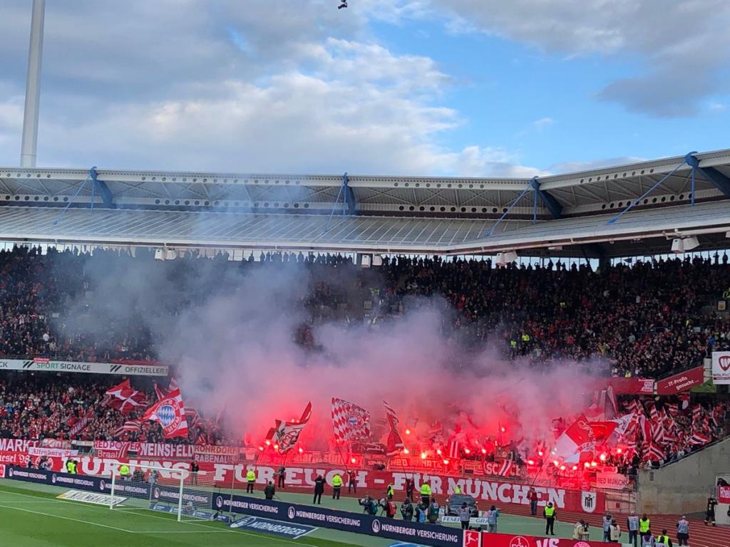 Bayern-Fans zünden in Nürnberg - Bayern München | Pyroshow