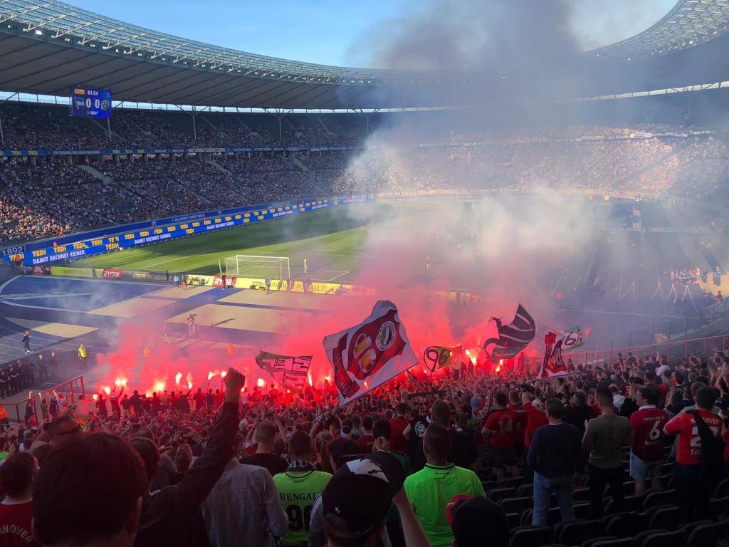 Hannover mit Pyroshow in Berlin! - Hannover 96 | Pyroshow - Bild 1