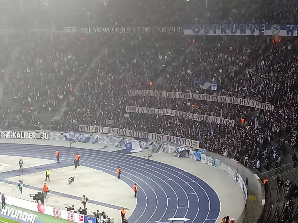 „Krümel für den Pöbel ändern nichts!“ - Hertha BSC | Spruchband