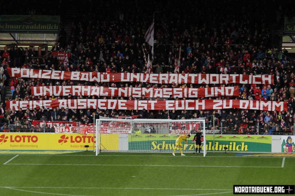 Freiburg mit Spruchband gegen die Polizei! - SC Freiburg e.V. | Spruchband