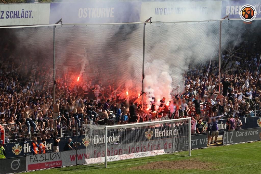 Osnabrück mit Pyroshow zu, Aufstieg! - VfL Osnabrück | Pyroshow - Bild 1