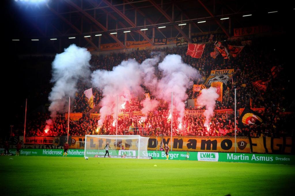 Dynamo zündet zu Hause gegen Wiesbaden - SG Dynamo Dresden e.V. | Pyroshow