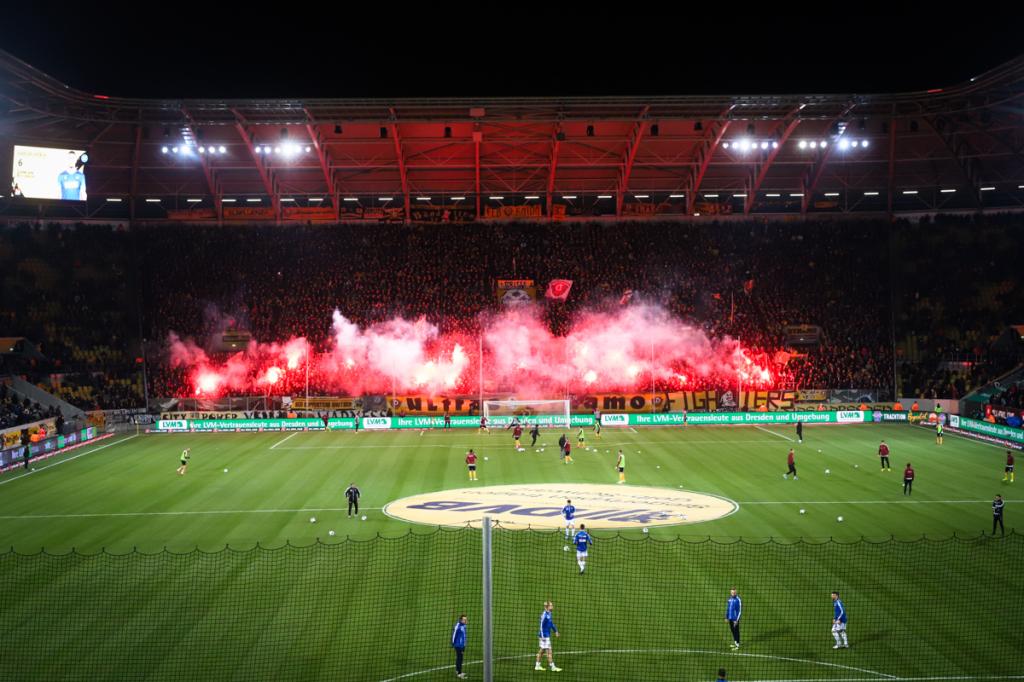 Dynamo zündet beim Warmmachen - SG Dynamo Dresden e.V. | Pyroshow