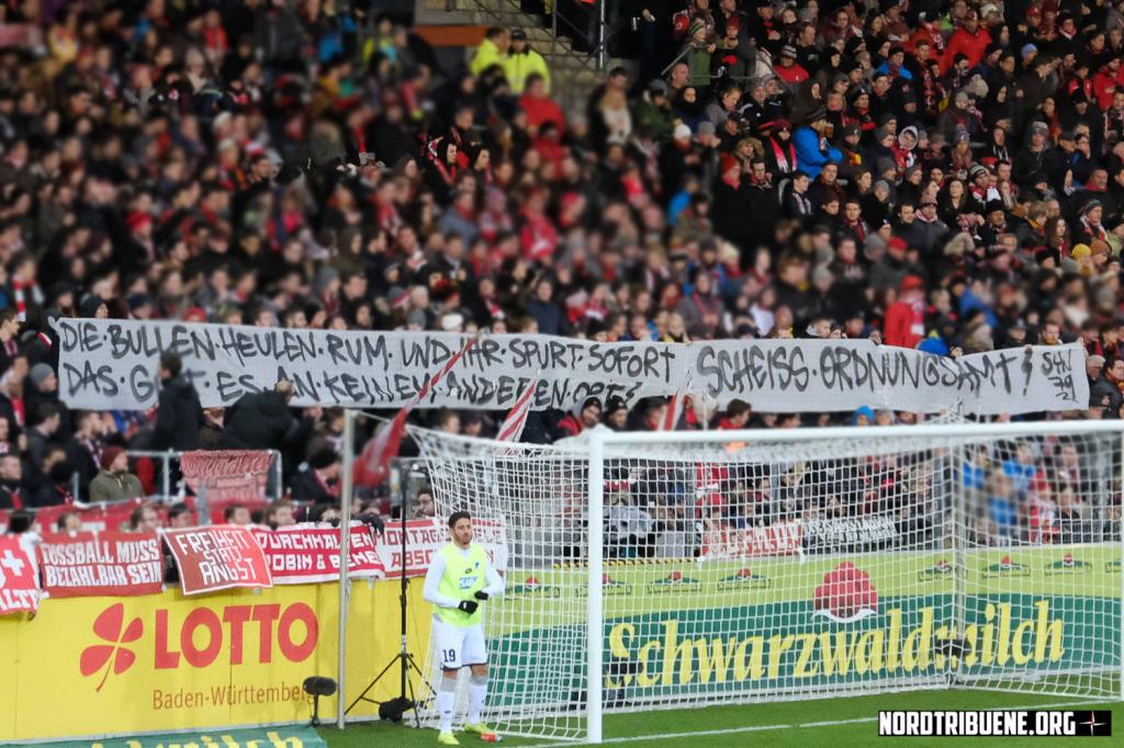 Freiburg Fanszene mit Spruchbändern gegen Halbzeitshows und die Polizei! - SC Freiburg e.V. | Spruchband - Bild 2