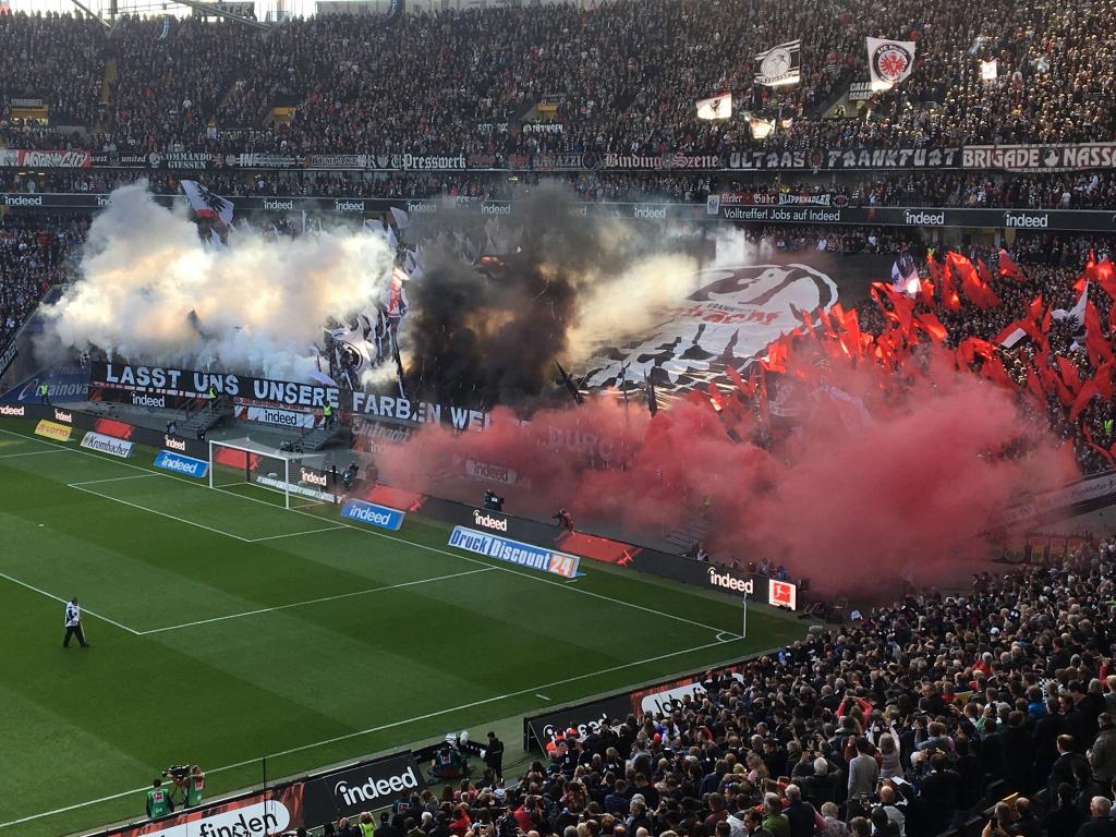 Frankfurt mit Choreo und Rauch! - Eintracht Frankfurt | Choreo - Bild 2