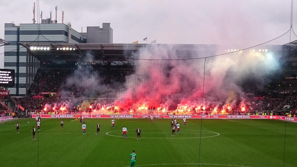 St. Pauli mit Pyro im Derby! - FC St. Pauli e.V. | Pyroshow - Bild 1