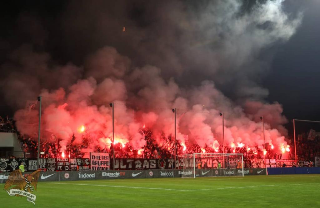 Choreos und Pyro-Shows bei Freundschaftsduell - Eintracht Frankfurt | Rückblick - Bild 2