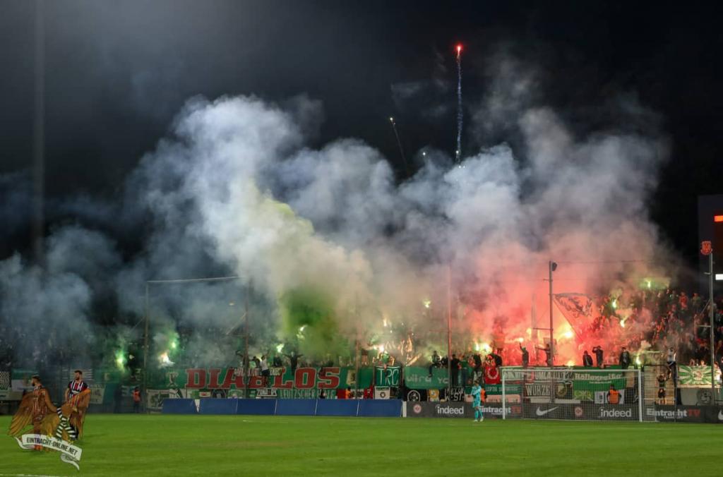 Choreos und Pyro-Shows bei Freundschaftsduell - Eintracht Frankfurt | Rückblick - Bild 4