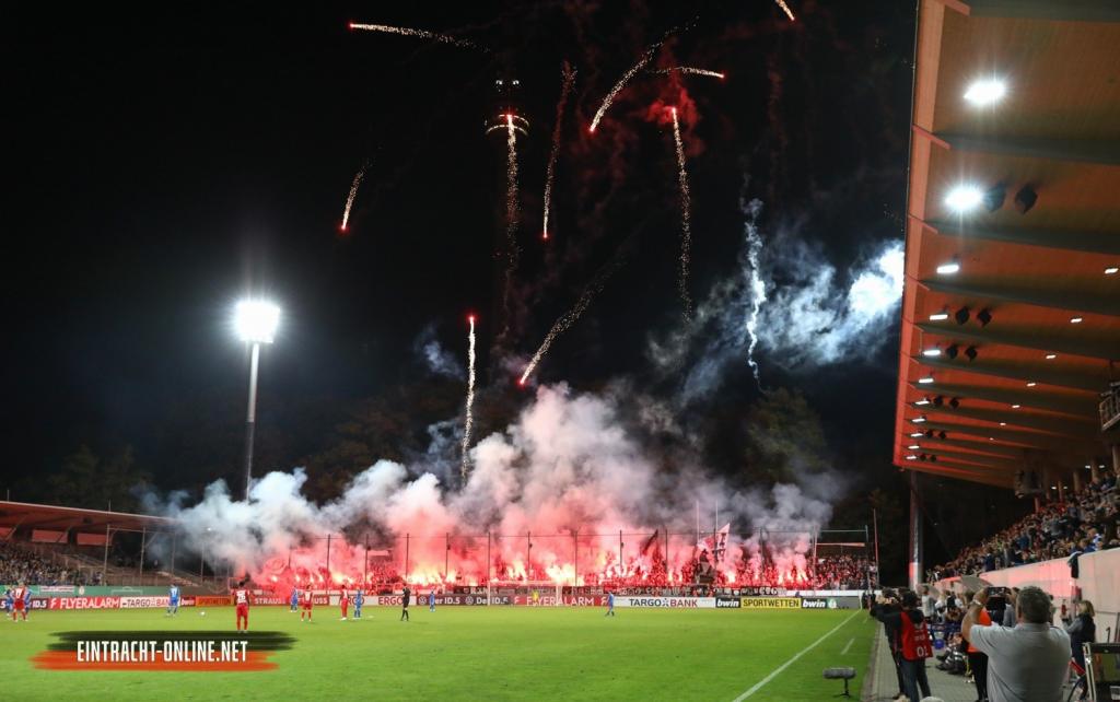 Frankfurt zündet bei den Stuttgarter Kickers - Eintracht Frankfurt | Pyroshow