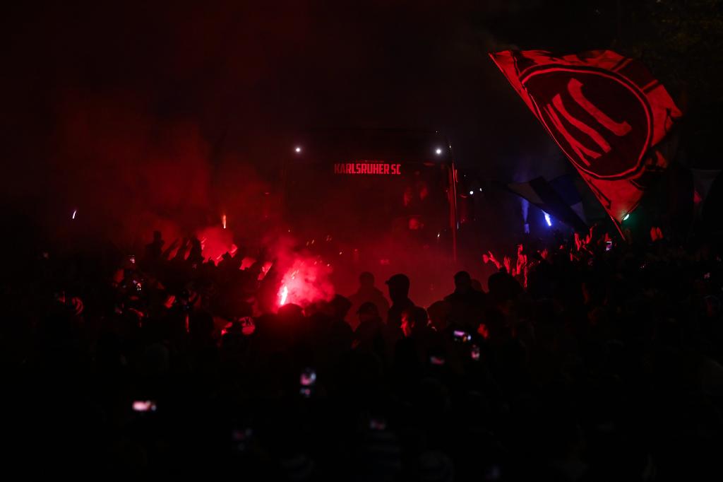 Karlsruhe empfängt Mannschaftsbus am Wildpark - Karlsruher SC | Pyroshow