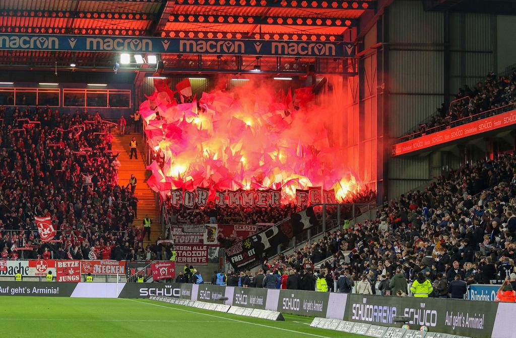 Kaiserslautern zündet in Bielefeld - 1. FC Kaiserslautern | Pyroshow