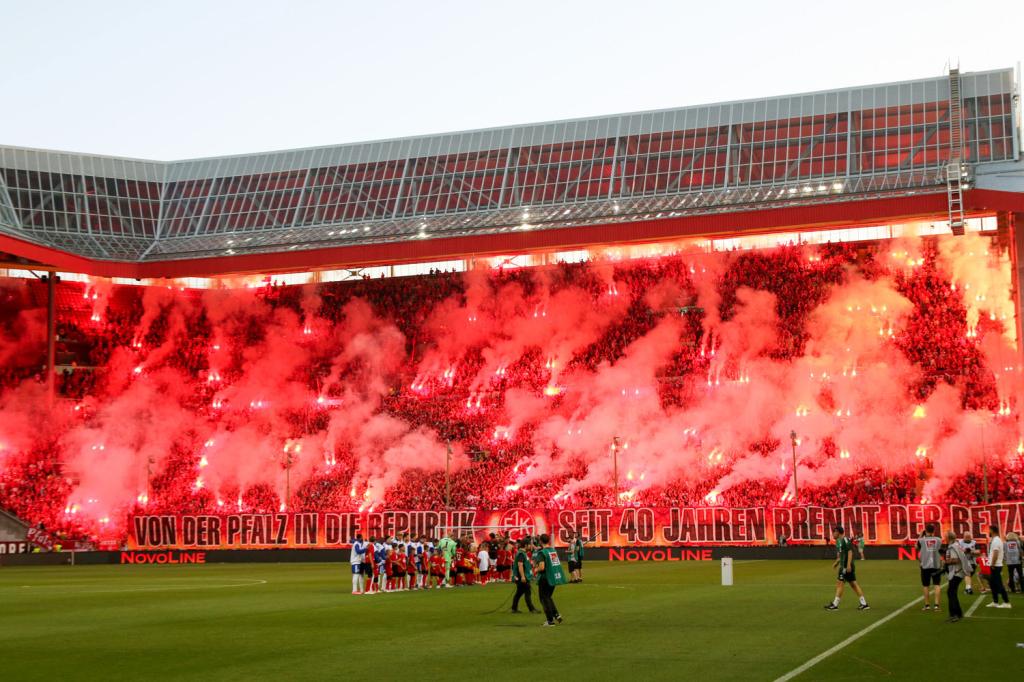 Kaiserslautern-Pyro gegen Schalke - 1. FC Kaiserslautern | Pyroshow