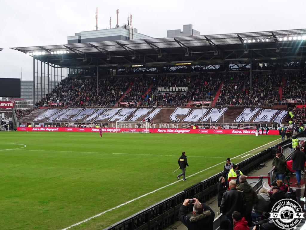 Diffidati con noi Blockfahne von St. Pauli - FC St. Pauli e.V. | Choreo
