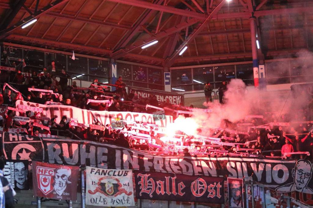 Fackel für verstorbenen HFC-Ultra - Hallescher FC | Pyroshow