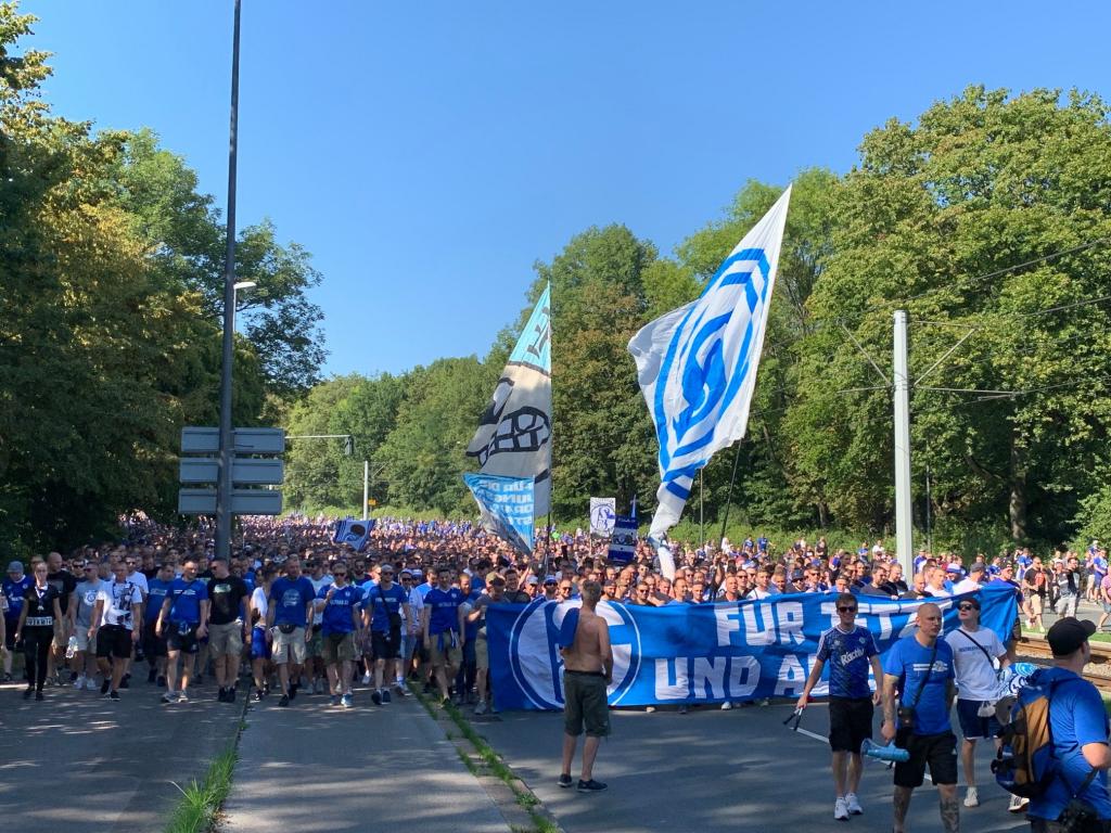 Schalker Fanmarsch vor Heimspiel gegen Bayern - FC Schalke 04 e.V. | Rückblick