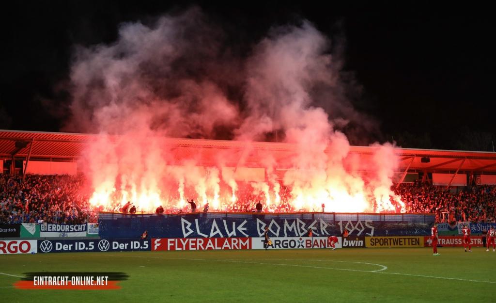 Stuttgarter Kickers zünden gegen Frankfurt - Stuttgarter Kickers | Pyroshow