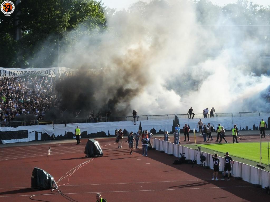 Blockfahne und Rauch im D-Block | Rückblick - Bild 2