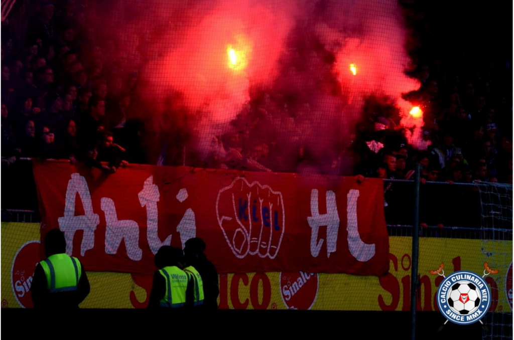 Holstein Kiel mit Pyroshow beim Derby gegen Lübeck - Kieler SV Holstein von 1900 e.V. | Pyroshow - Bild 2