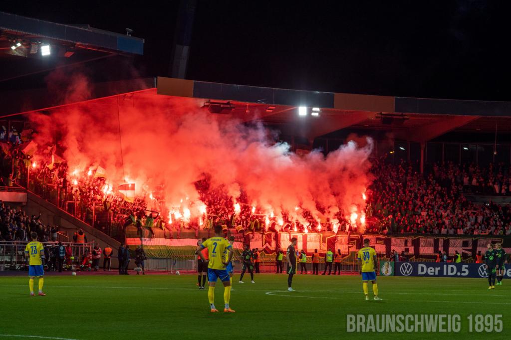 Wolfsburg zündet in Braunschweig - VfL Wolfsburg | Pyroshow