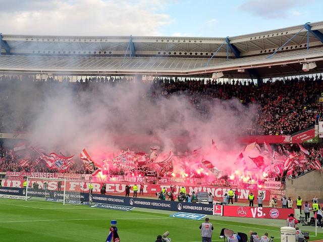 Bayern mit Pyro im Derby gegen Nürnberg!