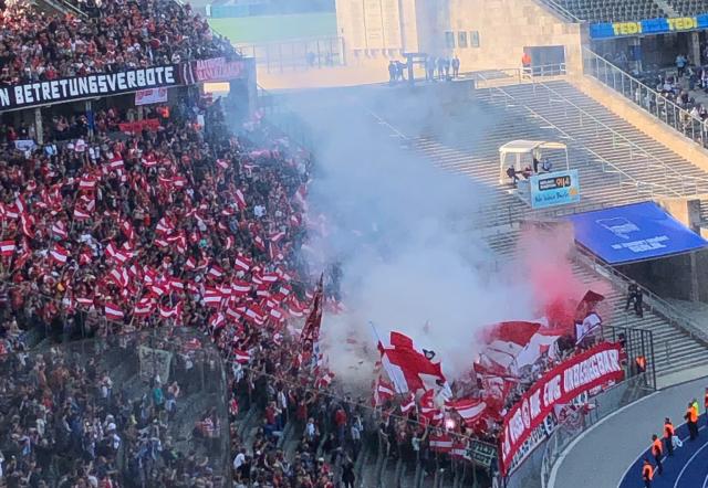 Düsseldorf mit Intro, Pyro und Rauch in Berlin!
