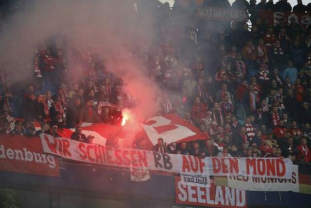 Bayern mit Spruchband und Pyro in Leipzig!