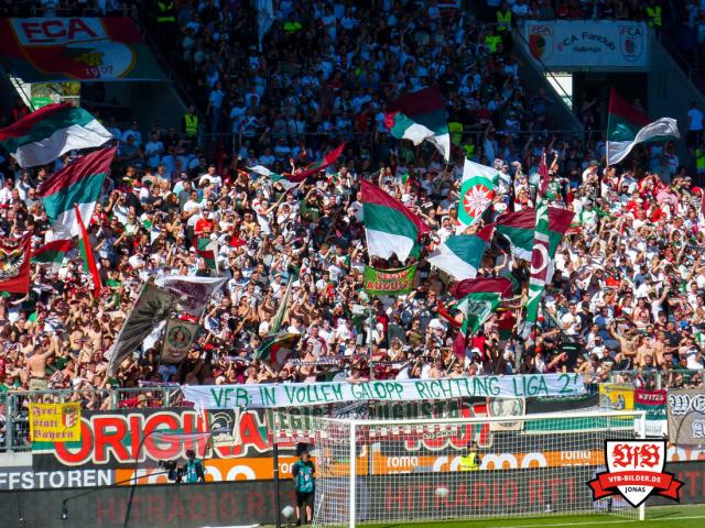 Augsburg mit Spruchband gegen Stuttgart!