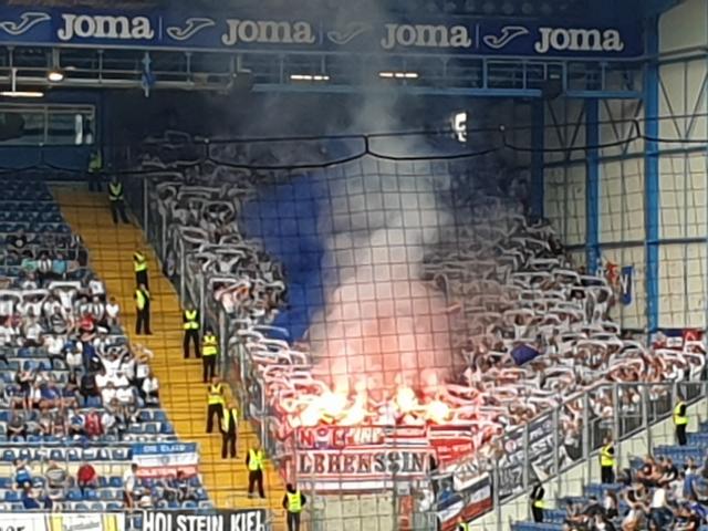 Kiel mit Pyro in Bielefeld!