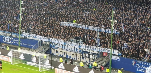 HSV mit Spruchband gegen Dresden!