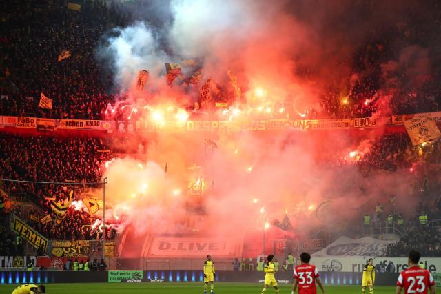 Dortmund mit Pyroshow in Düsseldorf!
