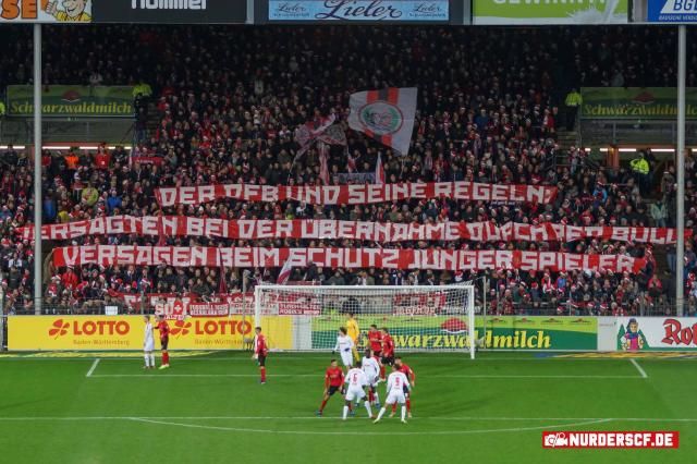 Spruchbänder von Freiburg Fanszene gegen DFB und Halbzeitshows!