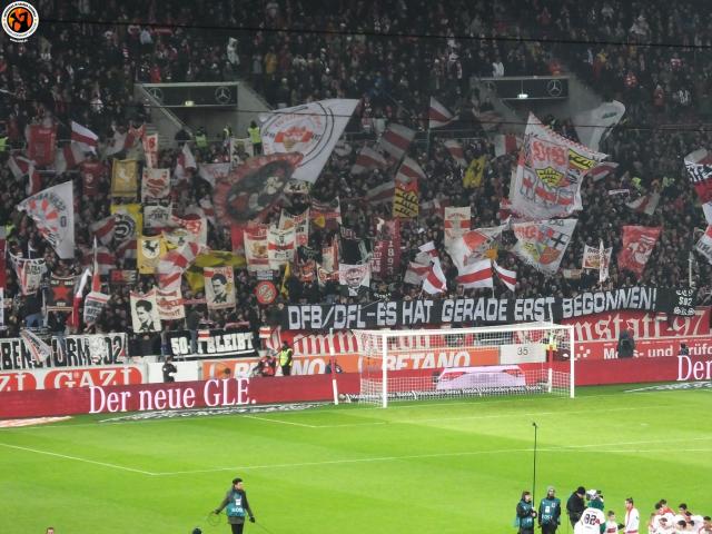 Freiburg und Stuttgart Fanszene mit Protest-Spruchbändern!