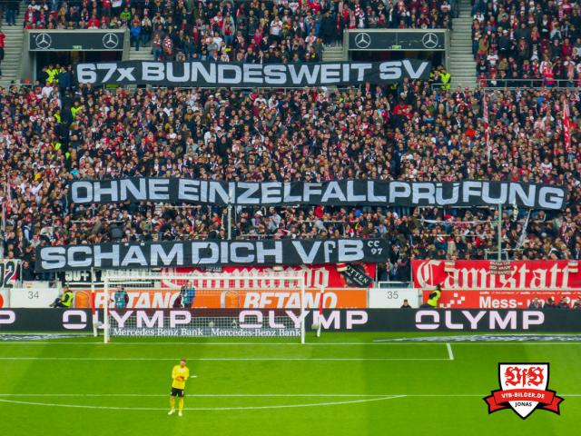 Stuttgart-Fanszene mit einigen Spruchbändern beim Heimspiel gegen Gladbach!