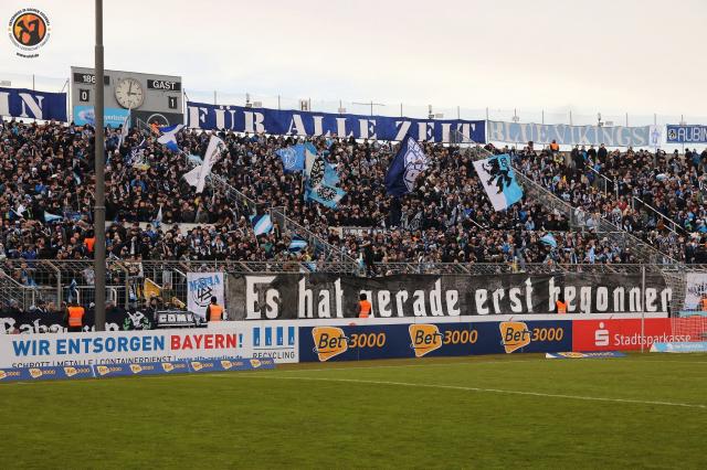 1860 Fans mit „Es hat gerade erst begonnen!“-Spruchband!