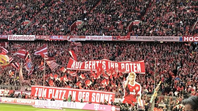 Bayern mit Intro und Spruchband gegen Dortmund!