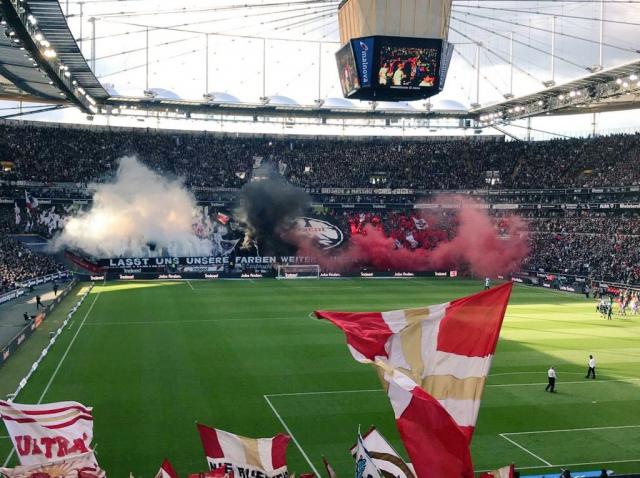 Frankfurt mit Choreo und Rauch!