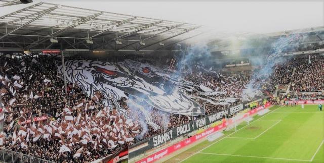 St. Pauli Fans mit Choreo beim Derby!