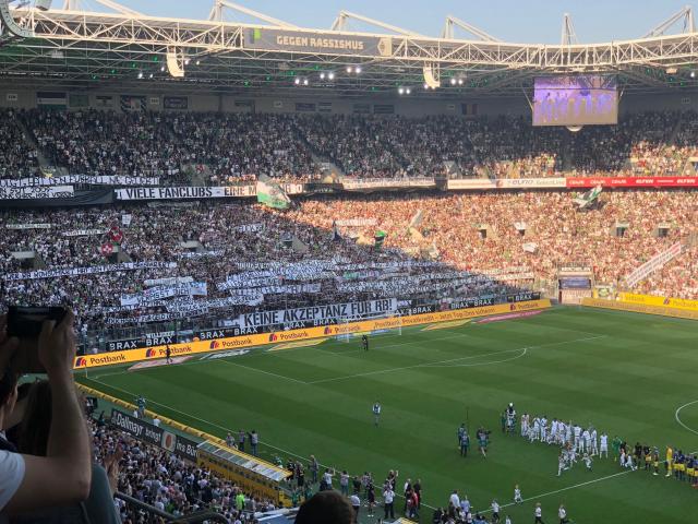 Gladbach mit Spruchbändern gegen RB Leipzig!