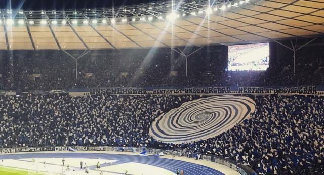 Hertha-Fanszene mit Choreo gegen die Bayern!