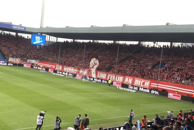 Union Berlin mit Banner und Schalparade in Bochum!