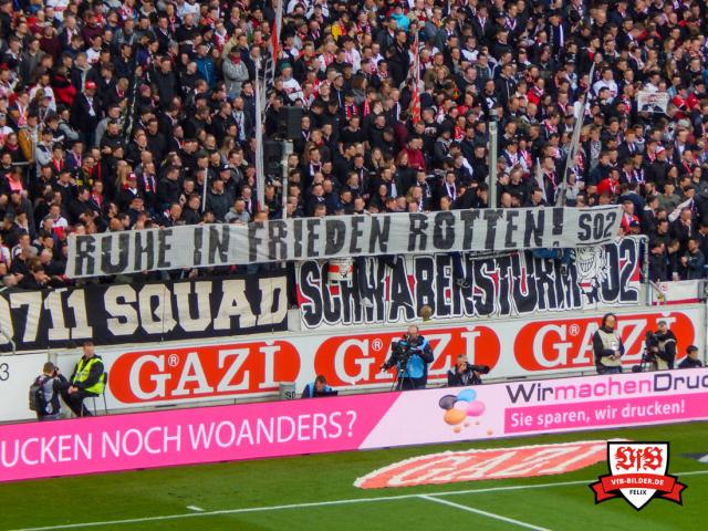 Stuttgart gedenkt mit Spruchbändern Rotten und Sascha!