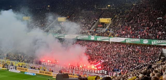 Düsseldorf mit Pyro in Dortmund!