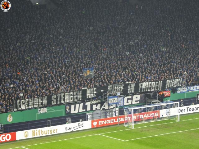 Nordkurve und Spieler trauern mit Banner um Rudi Assauer!