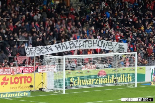 Freiburg Fanszene mit Spruchbändern gegen Halbzeitshows und die Polizei!