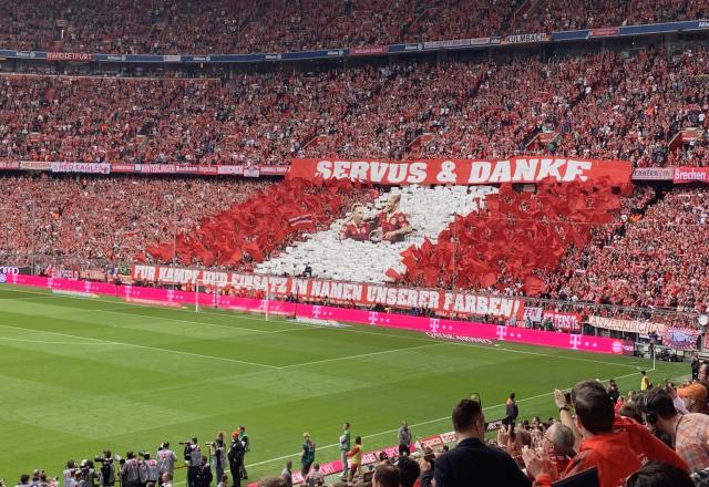 Bayern mit Choreo für Robben und Ribéry!