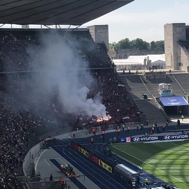 Leverkusen mit Pyro in Berlin!
