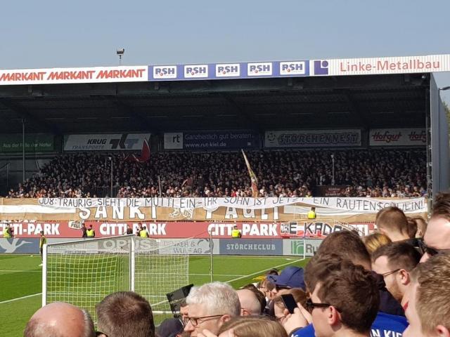 St. Pauli-Fans mit Spruchband gegen zu HSV wechselndem Spieler!
